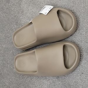 Yeezy slides BRAND NEW!!